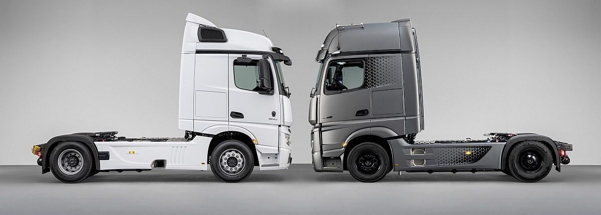 Twee Mercedes-Benz Actros-trekkers, wit en grijs
